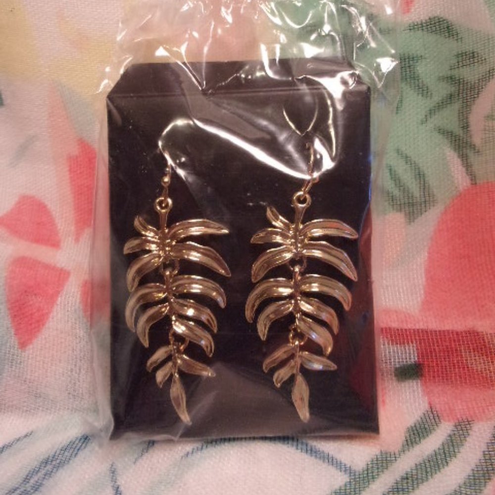 Avon Palm Leaf Dangling Gold Tone Pierced Earrings 2016 NIB